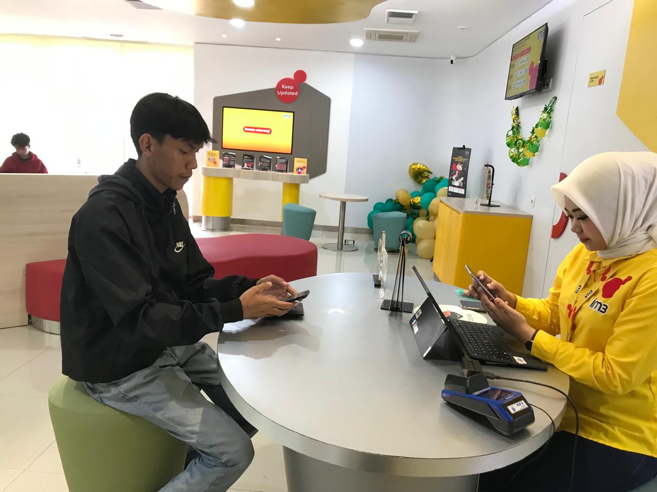 pelanggan di Gerai Indosat